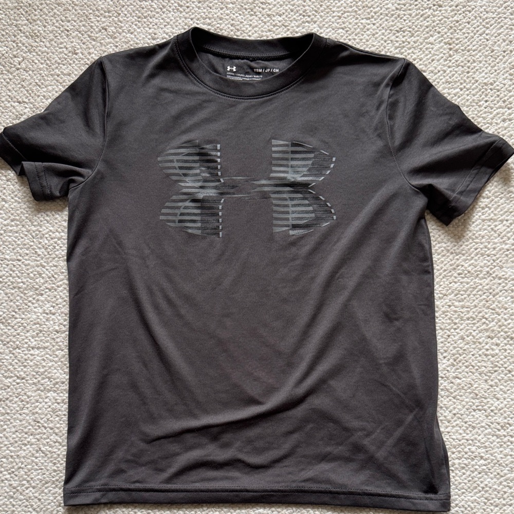 Boys Under Armour short sleeve shirt size youth small